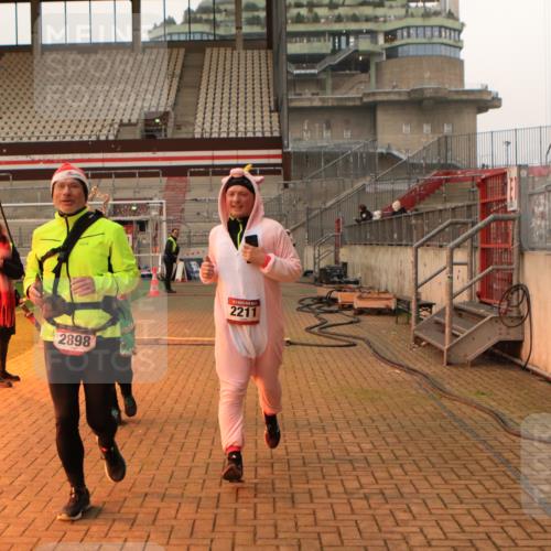 08.12.2024 - St. Pauli X-Mass-Run No. 14 Kathrin Stürmer Photography http://msf.ph/oto/7524651 08.12.2024 10:02:23 Ziel 187, 479, 604, 609, 1275, 2211, 2334, 2371, 2898 meine-sportfotos.de