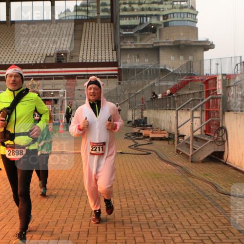 08.12.2024 - St. Pauli X-Mass-Run No. 14 Kathrin Stürmer Photography http://msf.ph/oto/7524652 08.12.2024 10:02:23 Ziel 187, 479, 604, 609, 1275, 2211, 2334, 2371, 2898 meine-sportfotos.de