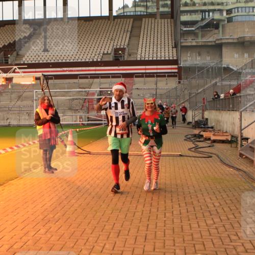 08.12.2024 - St. Pauli X-Mass-Run No. 14 Kathrin Stürmer Photography http://msf.ph/oto/7524671 08.12.2024 10:02:37 Ziel 345, 349, 613, 630, 1018, 1219, 2426, 3039, 3104, 3105 meine-sportfotos.de