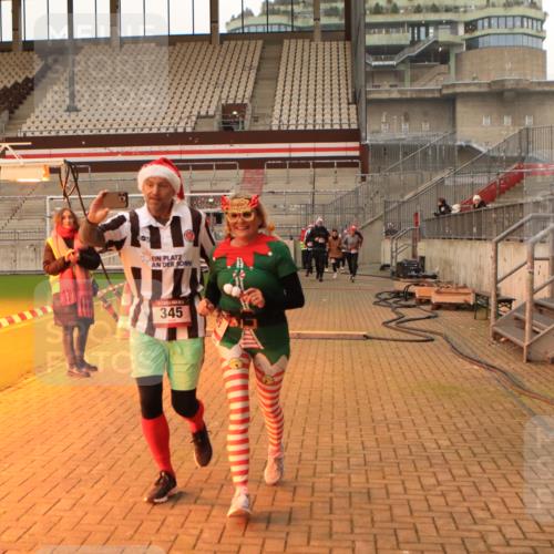 08.12.2024 - St. Pauli X-Mass-Run No. 14 Kathrin Stürmer Photography http://msf.ph/oto/7524675 08.12.2024 10:02:37 Ziel 345, 349, 613, 630, 1018, 1219, 2426, 3039, 3104, 3105 meine-sportfotos.de