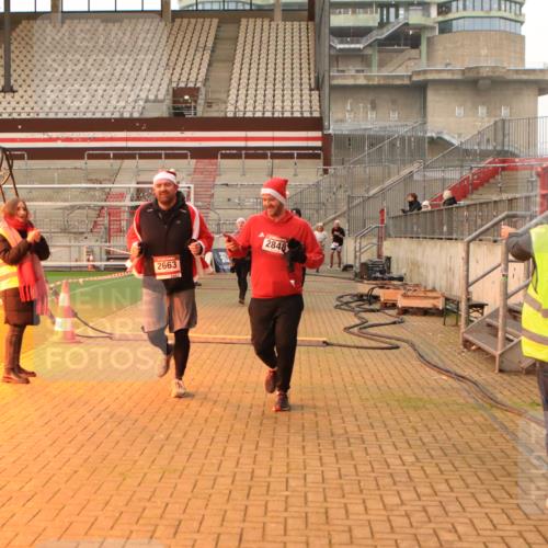 08.12.2024 - St. Pauli X-Mass-Run No. 14 Kathrin Stürmer Photography http://msf.ph/oto/7524683 08.12.2024 10:03:24 Ziel 1788, 1912, 1949, 2663, 2848, 3062, 3063, 3070, 3072, 3260 meine-sportfotos.de