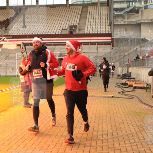 08.12.2024 - St. Pauli X-Mass-Run No. 14 Kathrin Stürmer Photography http://msf.ph/oto/7524684 08.12.2024 10:03:25 Ziel 330, 624, 1678, 1788, 1912, 1949, 2663, 2848, 2955, 3062, 3063, 3070, 3072, 3260 meine-sportfotos.de