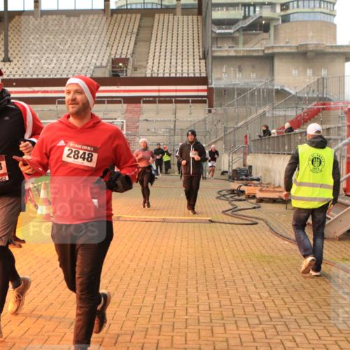 08.12.2024 - St. Pauli X-Mass-Run No. 14 Kathrin Stürmer Photography http://msf.ph/oto/7524686 08.12.2024 10:03:25 Ziel 330, 624, 1678, 1788, 1912, 1949, 2663, 2848, 2955, 3062, 3063, 3070, 3072, 3260 meine-sportfotos.de