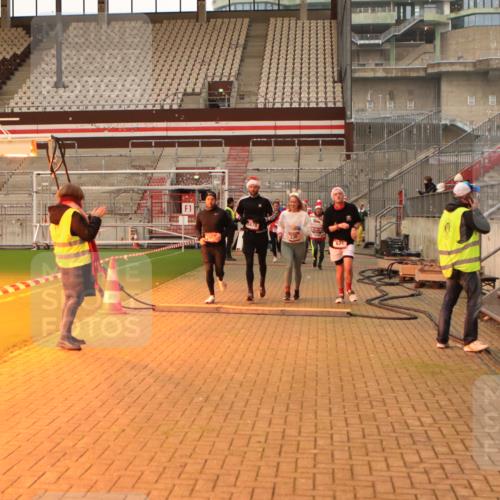 08.12.2024 - St. Pauli X-Mass-Run No. 14 Kathrin Stürmer Photography http://msf.ph/oto/7524692 08.12.2024 10:03:31 Ziel 330, 624, 1678, 1788, 1870, 1912, 1949, 2663, 2848, 2948, 2955, 3062, 3063, 3071, 3082, 3169, 3179, 3180 meine-sportfotos.de