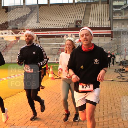 08.12.2024 - St. Pauli X-Mass-Run No. 14 Kathrin Stürmer Photography http://msf.ph/oto/7524697 08.12.2024 10:03:34 Ziel 330, 624, 1678, 1870, 2219, 2663, 2759, 2819, 2848, 2948, 2955, 3062, 3063, 3071, 3082, 3169, 3179, 3180 meine-sportfotos.de