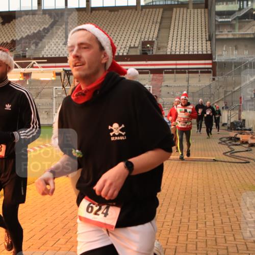 08.12.2024 - St. Pauli X-Mass-Run No. 14 Kathrin Stürmer Photography http://msf.ph/oto/7524699 08.12.2024 10:03:35 Ziel 330, 624, 1678, 1870, 2219, 2663, 2759, 2819, 2848, 2948, 2955, 3062, 3063, 3071, 3082, 3169, 3179, 3180 meine-sportfotos.de