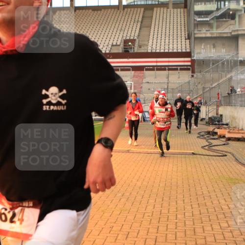 08.12.2024 - St. Pauli X-Mass-Run No. 14 Kathrin Stürmer Photography http://msf.ph/oto/7524700 08.12.2024 10:03:35 Ziel 330, 624, 1678, 1870, 2219, 2663, 2759, 2819, 2848, 2948, 2955, 3062, 3063, 3071, 3082, 3169, 3179, 3180 meine-sportfotos.de