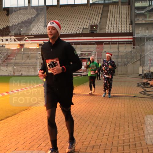 08.12.2024 - St. Pauli X-Mass-Run No. 14 Kathrin Stürmer Photography http://msf.ph/oto/7524719 08.12.2024 10:03:44 Ziel 330, 624, 815, 1565, 1678, 1870, 2219, 2759, 2819, 2933, 2948, 2955, 3071, 3082, 3169, 3179, 3180 meine-sportfotos.de
