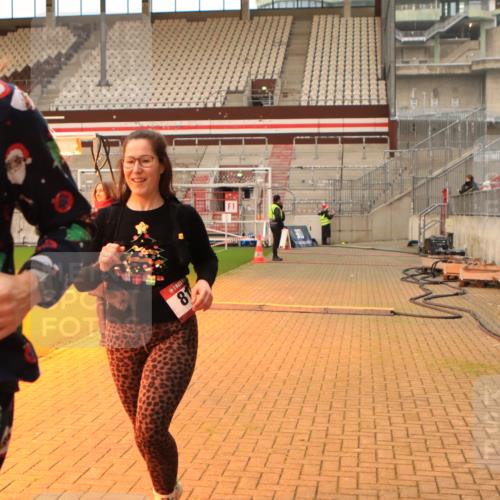 08.12.2024 - St. Pauli X-Mass-Run No. 14 Kathrin Stürmer Photography http://msf.ph/oto/7524724 08.12.2024 10:03:47 Ziel 815, 1565, 1870, 2219, 2759, 2819, 2933, 2948, 3071, 3082, 3169, 3179, 3180 meine-sportfotos.de