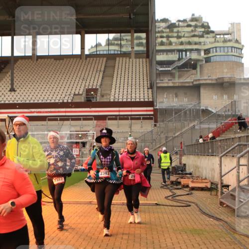 08.12.2024 - St. Pauli X-Mass-Run No. 14 Kathrin Stürmer Photography http://msf.ph/oto/7524733 08.12.2024 10:04:08 Ziel 31, 89, 299, 627, 634, 791, 1421, 2380, 2382, 2383, 2604 meine-sportfotos.de