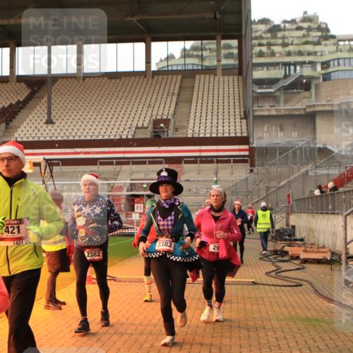 08.12.2024 - St. Pauli X-Mass-Run No. 14 Kathrin Stürmer Photography http://msf.ph/oto/7524735 08.12.2024 10:04:08 Ziel 31, 89, 299, 627, 634, 791, 1421, 2380, 2382, 2383, 2604 meine-sportfotos.de