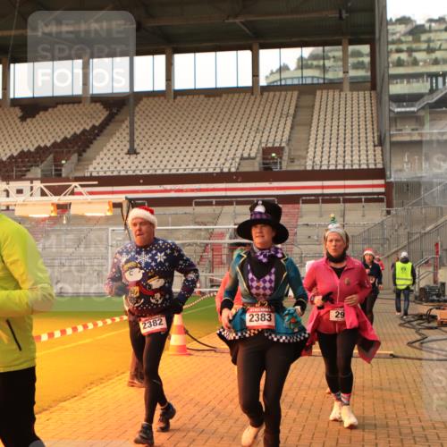 08.12.2024 - St. Pauli X-Mass-Run No. 14 Kathrin Stürmer Photography http://msf.ph/oto/7524737 08.12.2024 10:04:08 Ziel 31, 89, 299, 627, 634, 791, 1421, 2380, 2382, 2383, 2604 meine-sportfotos.de