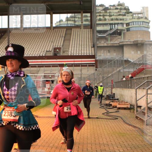 08.12.2024 - St. Pauli X-Mass-Run No. 14 Kathrin Stürmer Photography http://msf.ph/oto/7524741 08.12.2024 10:04:09 Ziel 31, 89, 299, 627, 634, 791, 1421, 2380, 2382, 2383, 2604, 3008 meine-sportfotos.de