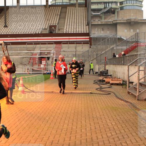 08.12.2024 - St. Pauli X-Mass-Run No. 14 Kathrin Stürmer Photography http://msf.ph/oto/7524758 08.12.2024 10:04:17 Ziel 31, 76, 89, 172, 299, 595, 627, 634, 748, 791, 1421, 2380, 2382, 2383, 2485, 2758, 2937, 3007, 3008 meine-sportfotos.de