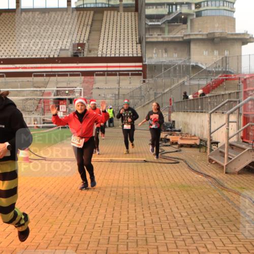 08.12.2024 - St. Pauli X-Mass-Run No. 14 Kathrin Stürmer Photography http://msf.ph/oto/7524759 08.12.2024 10:04:21 Ziel 76, 172, 595, 627, 634, 748, 791, 2380, 2485, 2758, 2937, 3007, 3008 meine-sportfotos.de