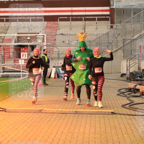 08.12.2024 - St. Pauli X-Mass-Run No. 14 Kathrin Stürmer Photography http://msf.ph/oto/7524779 08.12.2024 10:04:33 Ziel 76, 172, 1021, 1189, 1355, 2042, 2043, 2485, 2937 meine-sportfotos.de