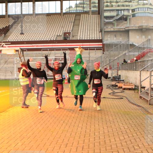 08.12.2024 - St. Pauli X-Mass-Run No. 14 Kathrin Stürmer Photography http://msf.ph/oto/7524780 08.12.2024 10:04:35 Ziel 76, 172, 1021, 1189, 1355, 2042, 2043, 2485, 2937 meine-sportfotos.de