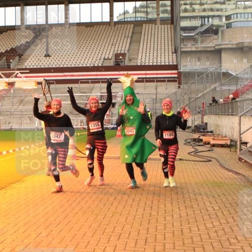 08.12.2024 - St. Pauli X-Mass-Run No. 14 Kathrin Stürmer Photography http://msf.ph/oto/7524782 08.12.2024 10:04:36 Ziel 1021, 1189, 1355, 2042, 2043, 2485, 2937 meine-sportfotos.de