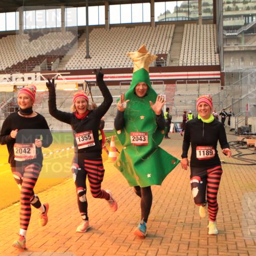 08.12.2024 - St. Pauli X-Mass-Run No. 14 Kathrin Stürmer Photography http://msf.ph/oto/7524783 08.12.2024 10:04:37 Ziel 1021, 1067, 1189, 1355, 2042, 2043, 2937 meine-sportfotos.de