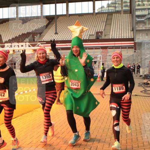 08.12.2024 - St. Pauli X-Mass-Run No. 14 Kathrin Stürmer Photography http://msf.ph/oto/7524784 08.12.2024 10:04:37 Ziel 1021, 1067, 1189, 1355, 2042, 2043, 2937 meine-sportfotos.de