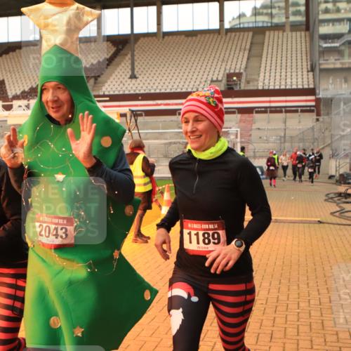 08.12.2024 - St. Pauli X-Mass-Run No. 14 Kathrin Stürmer Photography http://msf.ph/oto/7524787 08.12.2024 10:04:38 Ziel 1021, 1067, 1189, 1355, 2042, 2043, 2836 meine-sportfotos.de