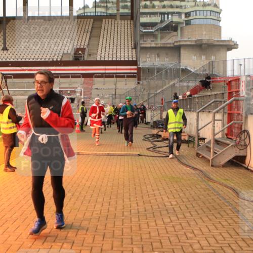08.12.2024 - St. Pauli X-Mass-Run No. 14 Kathrin Stürmer Photography http://msf.ph/oto/7524855 08.12.2024 10:05:15 Ziel 126, 273, 949, 2056, 2077, 2080, 2146, 2864, 2866, 2889, 2890, 2903, 2904, 3302, 3339 meine-sportfotos.de