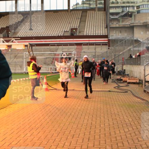 08.12.2024 - St. Pauli X-Mass-Run No. 14 Kathrin Stürmer Photography http://msf.ph/oto/7524866 08.12.2024 10:05:19 Ziel 126, 751, 932, 949, 1178, 1605, 1643, 1650, 1957, 2056, 2077, 2080, 2146, 2308, 2864, 2866, 2889, 2890, 2903, 2904, 3114, 3184, 3302, 3339 meine-sportfotos.de