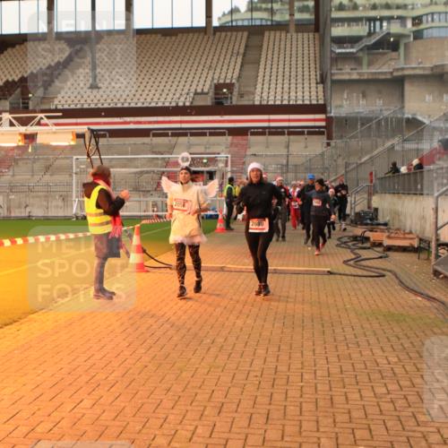 08.12.2024 - St. Pauli X-Mass-Run No. 14 Kathrin Stürmer Photography http://msf.ph/oto/7524867 08.12.2024 10:05:19 Ziel 126, 751, 932, 949, 1178, 1605, 1643, 1650, 1957, 2056, 2077, 2080, 2146, 2308, 2864, 2866, 2889, 2890, 2903, 2904, 3114, 3184, 3302, 3339 meine-sportfotos.de