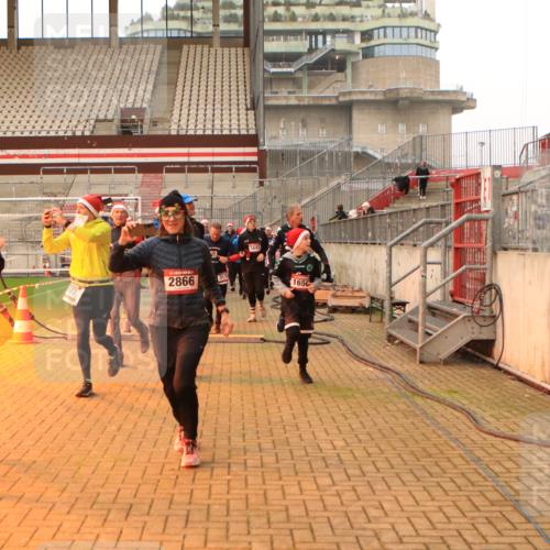 08.12.2024 - St. Pauli X-Mass-Run No. 14 Kathrin Stürmer Photography http://msf.ph/oto/7524879 08.12.2024 10:05:23 Ziel 126, 751, 932, 949, 1178, 1605, 1643, 1650, 1957, 2056, 2077, 2080, 2146, 2306, 2308, 2344, 2435, 2474, 2603, 2864, 2866, 2908, 3114, 3115, 3118, 3184, 3302, 3339 meine-sportfotos.de
