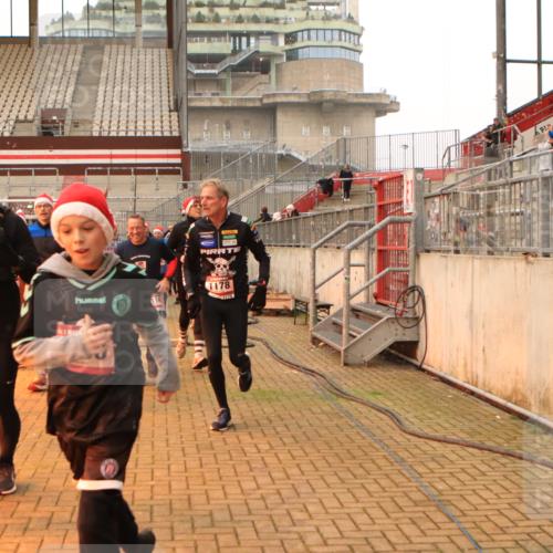 08.12.2024 - St. Pauli X-Mass-Run No. 14 Kathrin Stürmer Photography http://msf.ph/oto/7524888 08.12.2024 10:05:25 Ziel 126, 751, 932, 949, 1178, 1232, 1605, 1643, 1650, 1957, 2056, 2077, 2080, 2146, 2306, 2308, 2344, 2435, 2474, 2603, 2864, 2866, 2908, 3114, 3115, 3118, 3184, 3302, 3339 meine-sportfotos.de