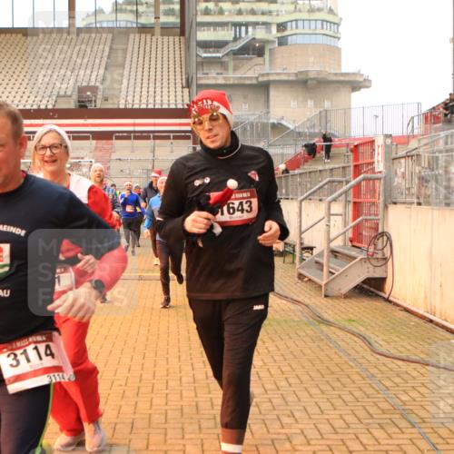 08.12.2024 - St. Pauli X-Mass-Run No. 14 Kathrin Stürmer Photography http://msf.ph/oto/7524900 08.12.2024 10:05:27 Ziel 126, 751, 932, 1068, 1178, 1232, 1243, 1605, 1643, 1650, 1957, 2056, 2077, 2080, 2146, 2306, 2308, 2344, 2435, 2474, 2603, 2864, 2866, 2908, 3114, 3115, 3118, 3184, 3302 meine-sportfotos.de