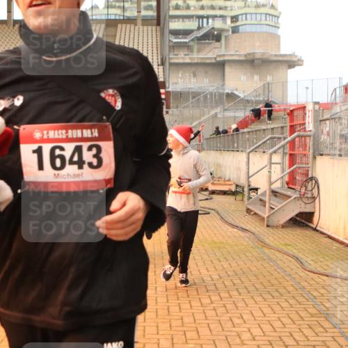 08.12.2024 - St. Pauli X-Mass-Run No. 14 Kathrin Stürmer Photography http://msf.ph/oto/7524904 08.12.2024 10:05:28 Ziel 126, 751, 932, 1068, 1178, 1232, 1243, 1605, 1643, 1650, 1957, 2056, 2077, 2080, 2146, 2306, 2308, 2344, 2435, 2474, 2603, 2864, 2866, 2908, 3114, 3115, 3118, 3184, 3302 meine-sportfotos.de