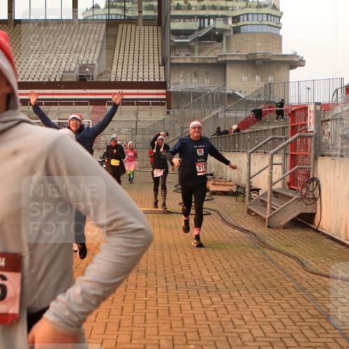 08.12.2024 - St. Pauli X-Mass-Run No. 14 Kathrin Stürmer Photography http://msf.ph/oto/7524911 08.12.2024 10:05:30 Ziel 126, 751, 932, 1068, 1178, 1232, 1243, 1605, 1643, 1650, 1957, 2056, 2077, 2080, 2306, 2308, 2344, 2435, 2474, 2603, 2864, 2866, 2908, 3114, 3115, 3118, 3184, 3302 meine-sportfotos.de
