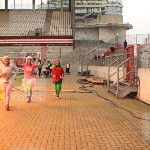 08.12.2024 - St. Pauli X-Mass-Run No. 14 Kathrin Stürmer Photography http://msf.ph/oto/7524937 08.12.2024 10:05:35 Ziel 751, 932, 1068, 1178, 1232, 1243, 1605, 1643, 1650, 1957, 2077, 2306, 2308, 2344, 2435, 2474, 2603, 2908, 3114, 3115, 3118, 3184, 3302 meine-sportfotos.de