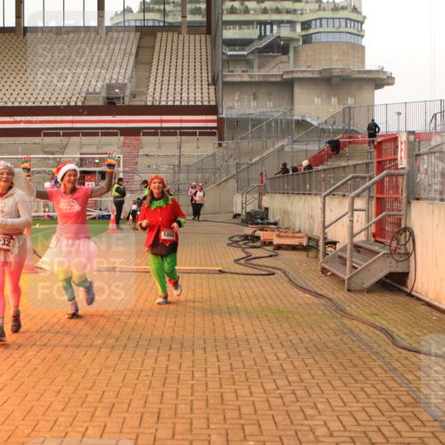 08.12.2024 - St. Pauli X-Mass-Run No. 14 Kathrin Stürmer Photography http://msf.ph/oto/7524939 08.12.2024 10:05:35 Ziel 751, 932, 1068, 1178, 1232, 1243, 1605, 1643, 1650, 1957, 2077, 2306, 2308, 2344, 2435, 2474, 2603, 2908, 3114, 3115, 3118, 3184, 3302 meine-sportfotos.de