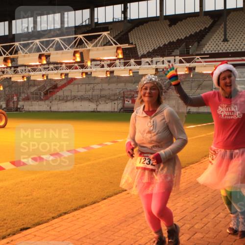 08.12.2024 - St. Pauli X-Mass-Run No. 14 Kathrin Stürmer Photography http://msf.ph/oto/7524947 08.12.2024 10:05:37 Ziel 175, 751, 1068, 1178, 1232, 1243, 1605, 1643, 1650, 2306, 2308, 2344, 2435, 2474, 2603, 2908, 3006, 3114, 3115, 3118, 3184 meine-sportfotos.de