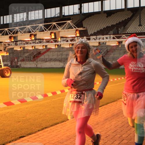 08.12.2024 - St. Pauli X-Mass-Run No. 14 Kathrin Stürmer Photography http://msf.ph/oto/7524948 08.12.2024 10:05:37 Ziel 175, 751, 1068, 1178, 1232, 1243, 1605, 1643, 1650, 2306, 2308, 2344, 2435, 2474, 2603, 2908, 3006, 3114, 3115, 3118, 3184 meine-sportfotos.de