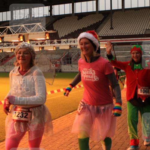 08.12.2024 - St. Pauli X-Mass-Run No. 14 Kathrin Stürmer Photography http://msf.ph/oto/7524949 08.12.2024 10:05:37 Ziel 175, 751, 1068, 1178, 1232, 1243, 1605, 1643, 1650, 2306, 2308, 2344, 2435, 2474, 2603, 2908, 3006, 3114, 3115, 3118, 3184 meine-sportfotos.de