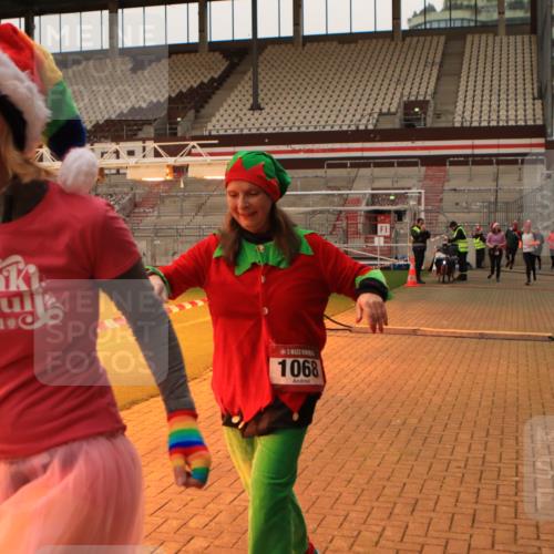 08.12.2024 - St. Pauli X-Mass-Run No. 14 Kathrin Stürmer Photography http://msf.ph/oto/7524951 08.12.2024 10:05:38 Ziel 175, 751, 1068, 1232, 1243, 1605, 1643, 2306, 2308, 2344, 2435, 2474, 2603, 2908, 3006, 3115, 3118 meine-sportfotos.de