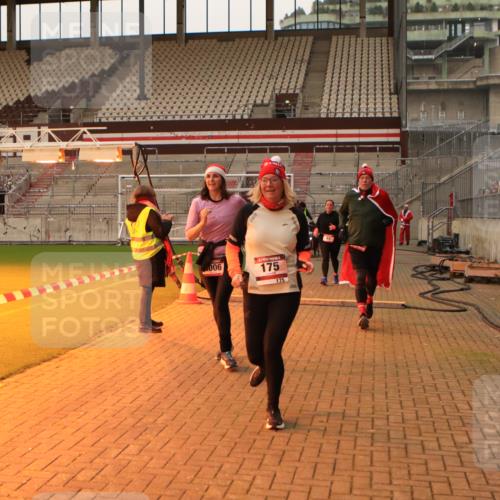 08.12.2024 - St. Pauli X-Mass-Run No. 14 Kathrin Stürmer Photography http://msf.ph/oto/7524954 08.12.2024 10:05:46 Ziel 40, 65, 175, 529, 1068, 1243, 3006 meine-sportfotos.de