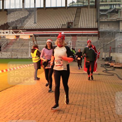 08.12.2024 - St. Pauli X-Mass-Run No. 14 Kathrin Stürmer Photography http://msf.ph/oto/7524955 08.12.2024 10:05:46 Ziel 40, 65, 175, 529, 1068, 1243, 3006 meine-sportfotos.de