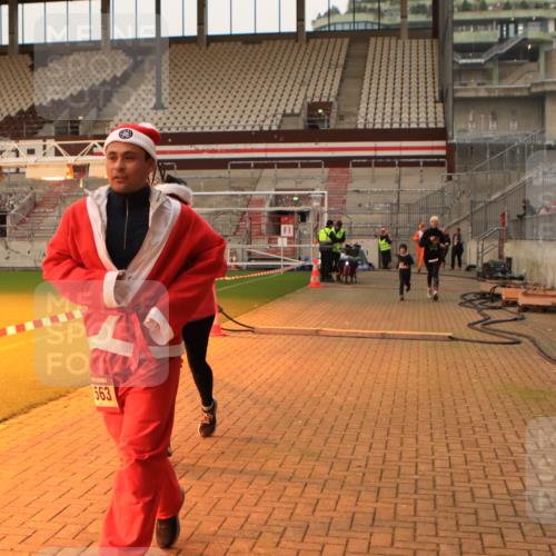 08.12.2024 - St. Pauli X-Mass-Run No. 14 Kathrin Stürmer Photography http://msf.ph/oto/7524996 08.12.2024 10:05:58 Ziel 40, 65, 529, 1013, 1016, 1563, 2894 meine-sportfotos.de
