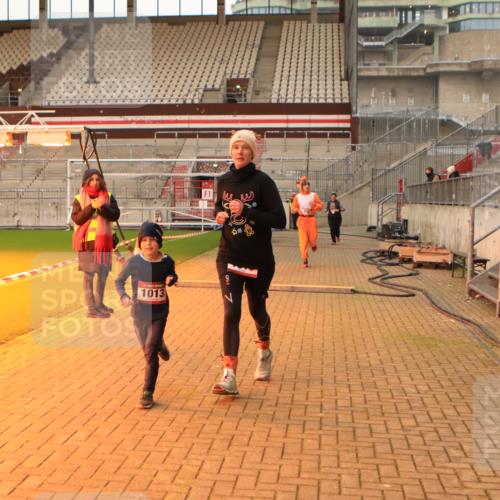 08.12.2024 - St. Pauli X-Mass-Run No. 14 Kathrin Stürmer Photography http://msf.ph/oto/7524999 08.12.2024 10:06:03 Ziel 696, 1013, 1016, 1563, 2894, 3257, 3259 meine-sportfotos.de