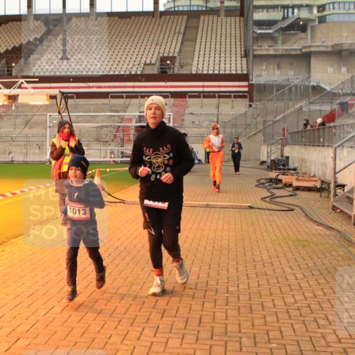 08.12.2024 - St. Pauli X-Mass-Run No. 14 Kathrin Stürmer Photography http://msf.ph/oto/7525000 08.12.2024 10:06:03 Ziel 696, 1013, 1016, 1563, 2894, 3257, 3259 meine-sportfotos.de
