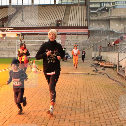 08.12.2024 - St. Pauli X-Mass-Run No. 14 Kathrin Stürmer Photography http://msf.ph/oto/7525001 08.12.2024 10:06:03 Ziel 696, 1013, 1016, 1563, 2894, 3257, 3259 meine-sportfotos.de