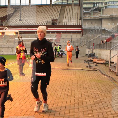 08.12.2024 - St. Pauli X-Mass-Run No. 14 Kathrin Stürmer Photography http://msf.ph/oto/7525002 08.12.2024 10:06:04 Ziel 696, 1013, 1016, 1563, 2894, 3257, 3259 meine-sportfotos.de