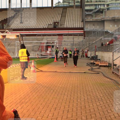 08.12.2024 - St. Pauli X-Mass-Run No. 14 Kathrin Stürmer Photography http://msf.ph/oto/7525008 08.12.2024 10:06:07 Ziel 696, 1013, 1016, 1563, 2894, 3257, 3259 meine-sportfotos.de