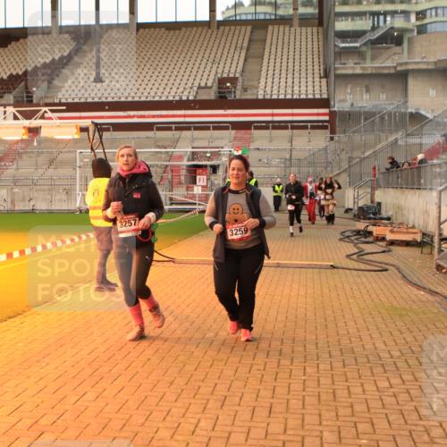 08.12.2024 - St. Pauli X-Mass-Run No. 14 Kathrin Stürmer Photography http://msf.ph/oto/7525011 08.12.2024 10:06:11 Ziel 78, 621, 696, 698, 1013, 1016, 1424, 2003, 3257, 3259 meine-sportfotos.de