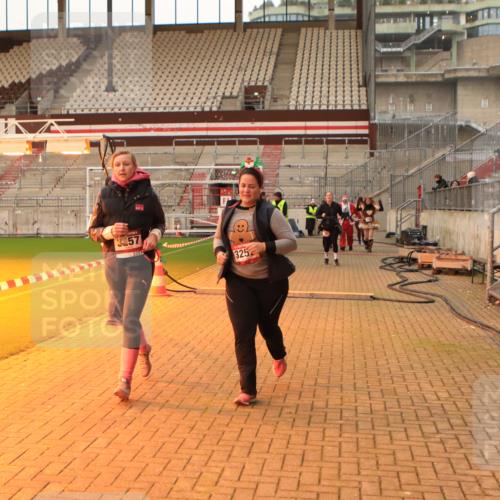 08.12.2024 - St. Pauli X-Mass-Run No. 14 Kathrin Stürmer Photography http://msf.ph/oto/7525012 08.12.2024 10:06:12 Ziel 78, 621, 696, 698, 1013, 1016, 1424, 2003, 3257, 3259 meine-sportfotos.de