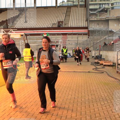 08.12.2024 - St. Pauli X-Mass-Run No. 14 Kathrin Stürmer Photography http://msf.ph/oto/7525015 08.12.2024 10:06:12 Ziel 78, 621, 696, 698, 1013, 1016, 1424, 2003, 3257, 3259 meine-sportfotos.de